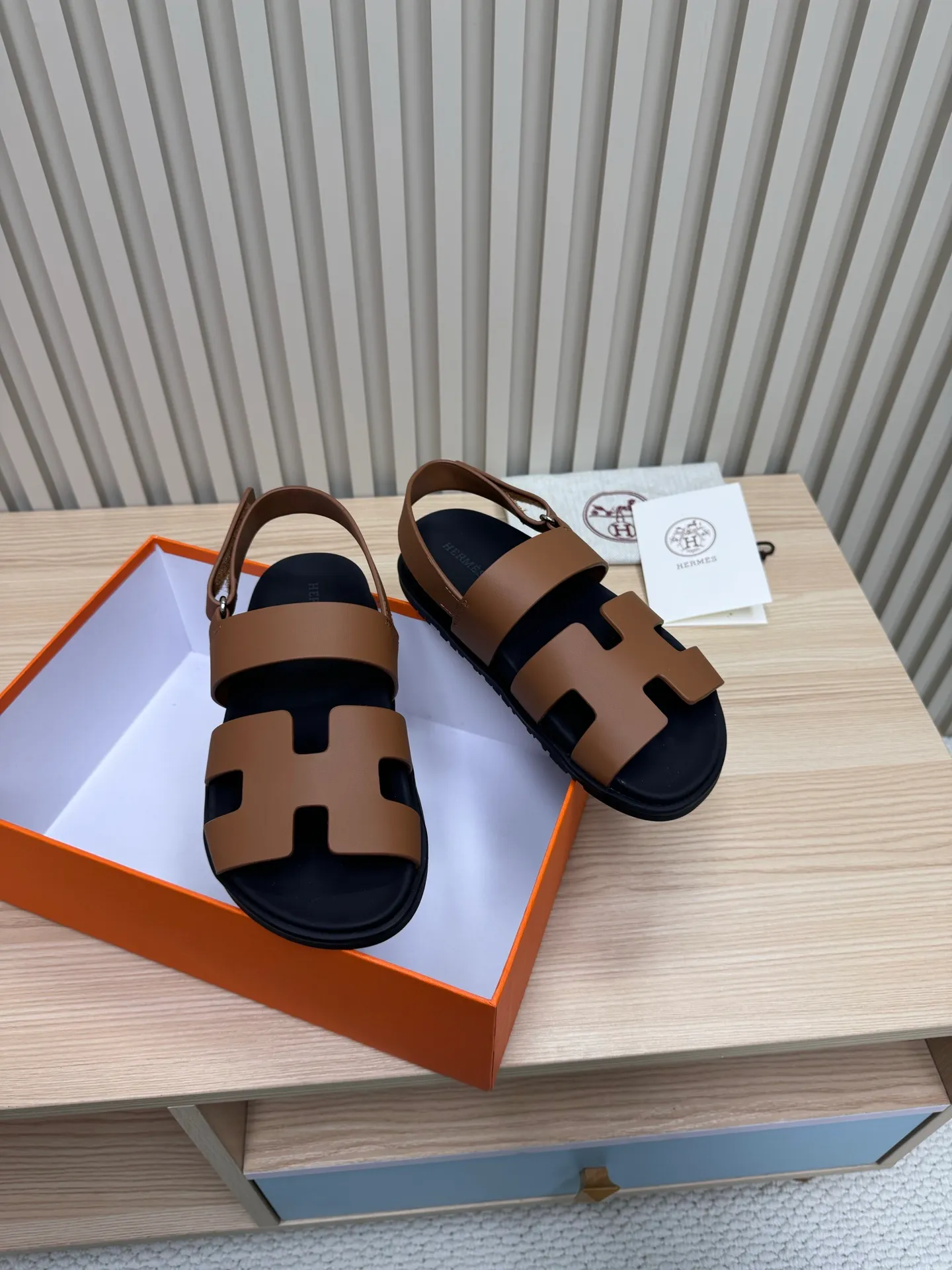 👟👟Ex-factory price 502👟👟Hermes🐎The extremely popular couple’s second uncle slippers/golden sandals and slippers, paired with various colorful socks, are so trendy!  ———————— Upper: imported cowhide/sheep leather/cloth/palmprint leather lining: imported cowhide/sheepskin outsole: Tpu non-slip and wear-resistant outsole Female size: 35-42 (40.41.42 non-returnable and non-exchangeable) Male code: 39-45 (45 non-returnable and non-exchangeable)